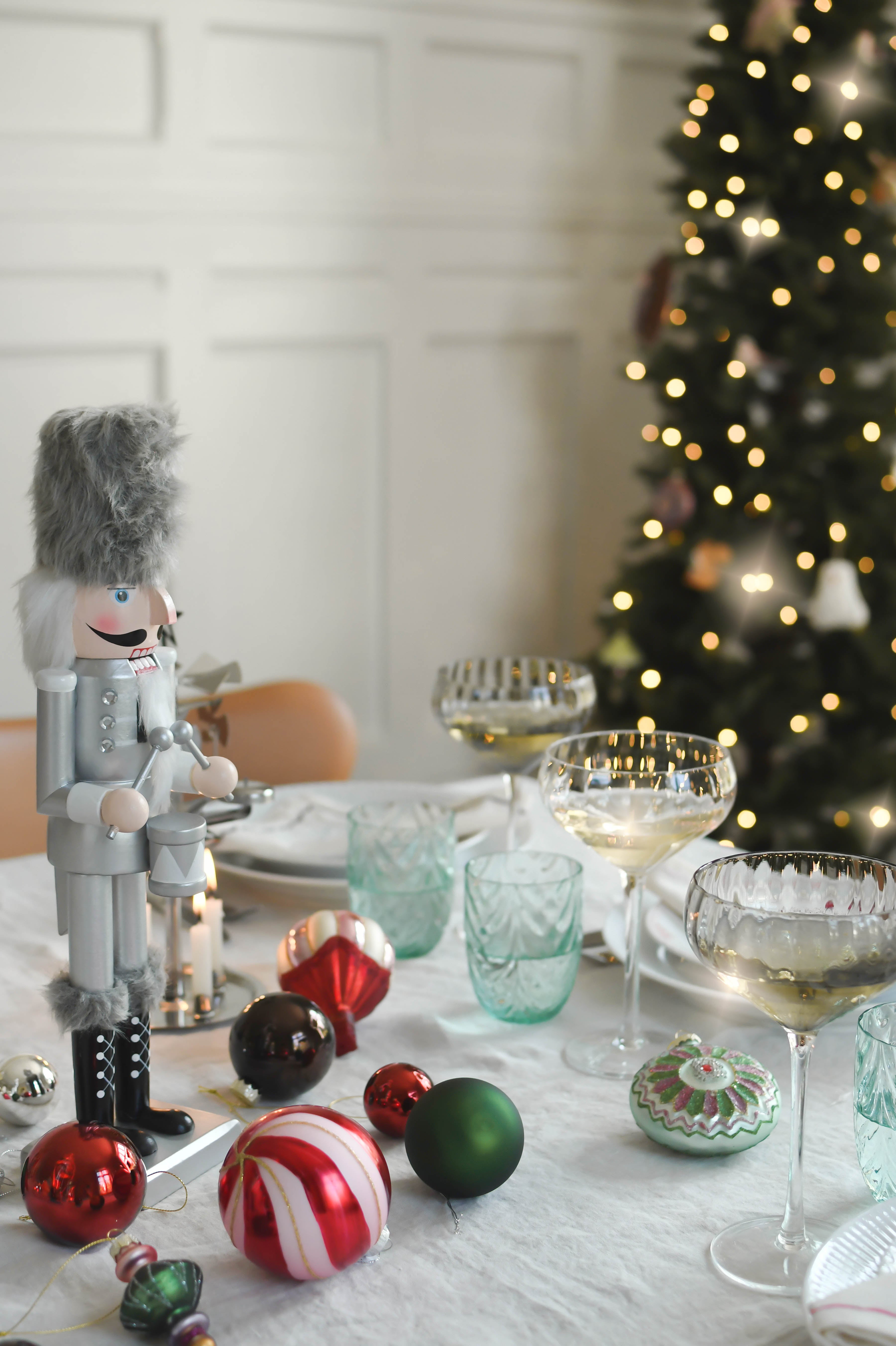 Nøddeknækker med tromme, sølvfarvet - H 38 cm